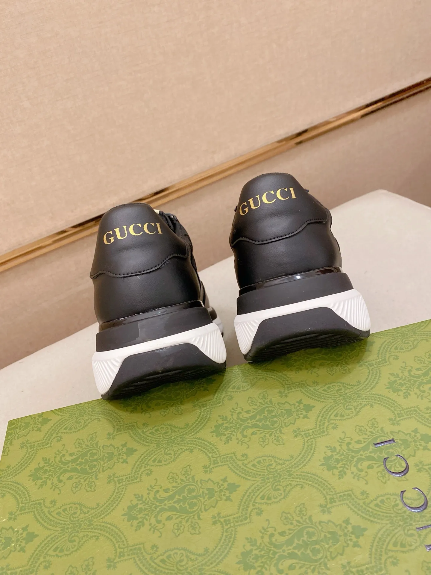 Men's shoes 💰 462💰The new GUCCI (Gucci) counters are launched simultaneously. The new men's shoes, 😘fabrics are selected from imported cowhide, and the lining is sheepskin lining. 👍🏿 High-end ☄️ air-cushion molded anti-slip rubber outsole, exquisite lines, simple and elegant, comfortable and high-end for leisure travel. Code number: 38 to 44 (45 can be customized and cannot be returned or exchanged)